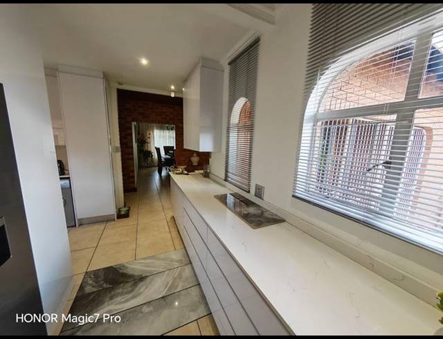 3 BEDROOM HOUSE FOR SALE IN VANDERBIJLPARK SE 3